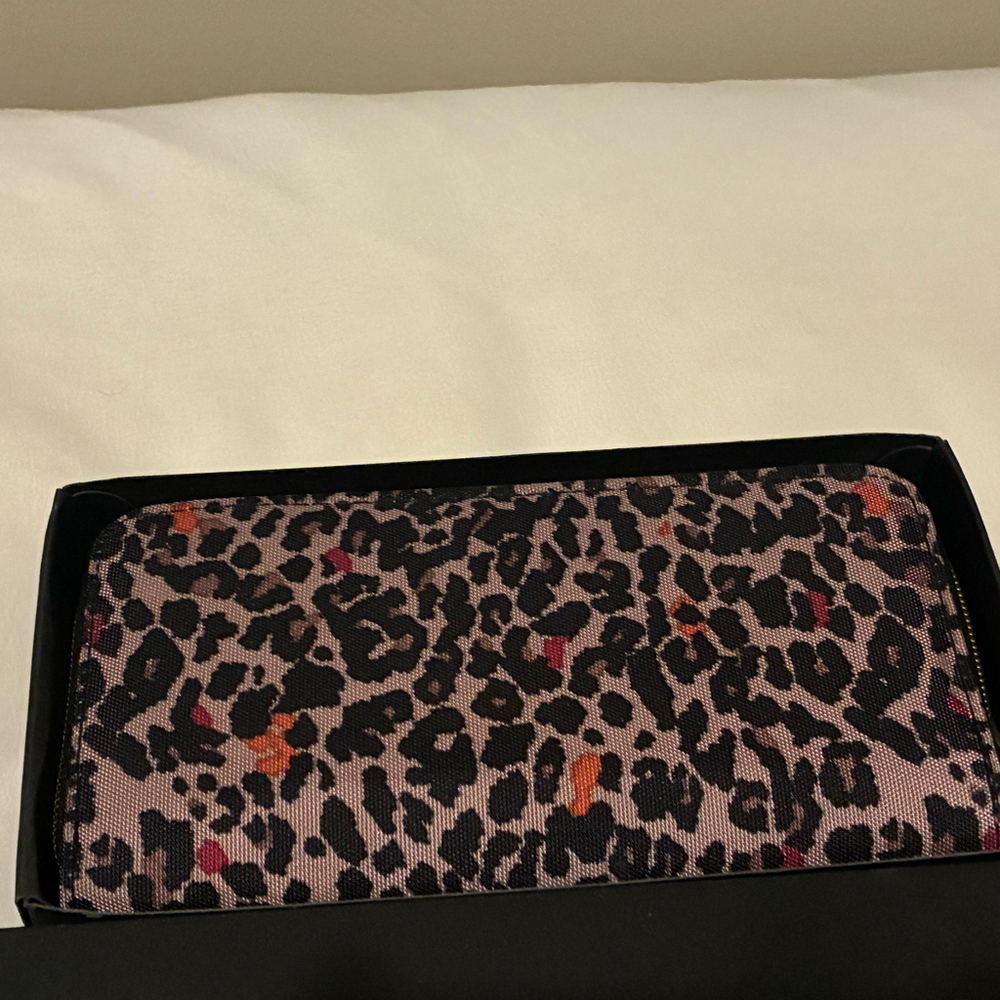 NIB Travelon RFID Blocking Zip-Around‎ Wallet - Leopard Print - Picture 2 of 3
